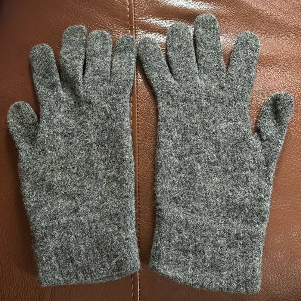 Grey 💯 % lambswool gloves (made in Scotland)